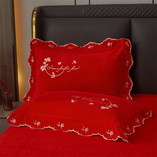Milk fleece Wedding single-piece bright red quilted bedspread, bed sheet, wedding lace cover, anti-wedding velvet. Milk fleece Wedding single-piece bright red quilted bedspread, bed sheet, wedding lace cover, anti-wedding velvet.