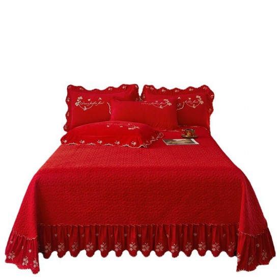 Milk fleece Wedding single-piece bright red quilted bedspread, bed sheet, wedding lace cover, anti-wedding velvet. Milk fleece Wedding single-piece bright red quilted bedspread, bed sheet, wedding lace cover, anti-wedding velvet.
