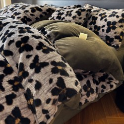 Winter rabbit fur four-piece set, Class A milk velvet sheets, duvet cover, southern Three-piece flannel bedding set with coral fleece Winter rabbit fur four-piece set, Class A milk velvet sheets, duvet cover, southern Three-piece flannel bedding set with coral fleece
