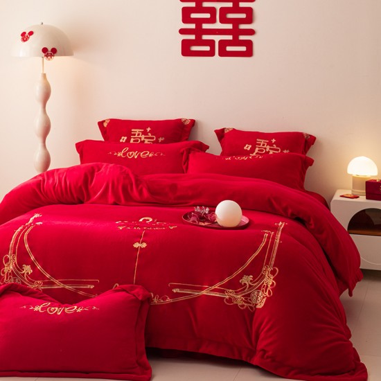 High-end milk velvet four-piece wedding set, thickened winter quilt, bright red duvet cover, and bed sheet for weddings, plush bedding. High-end milk velvet four-piece wedding set, thickened winter quilt, bright red duvet cover, and bed sheet for weddings, plush bedding.