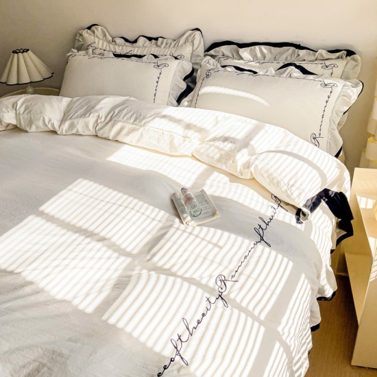 French cream princess-style four-piece bedding set with a white duvet cover, a light luxury, girly, premium bed skirt, washed cotton French cream princess-style four-piece bedding set with a white duvet cover, a light luxury, girly, premium bed skirt, washed cotton