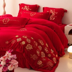 High-end milk velvet four-piece wedding set, thickened winter quilt, bright red duvet cover, and bed sheet for weddings, plush bedding. High-end milk velvet four-piece wedding set, thickened winter quilt, bright red duvet cover, and bed sheet for weddings, plush bedding.