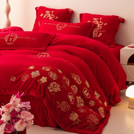 High-end milk velvet four-piece wedding set, thickened winter quilt, bright red duvet cover, and bed sheet for weddings, plush bedding. High-end milk velvet four-piece wedding set, thickened winter quilt, bright red duvet cover, and bed sheet for weddings, plush bedding.