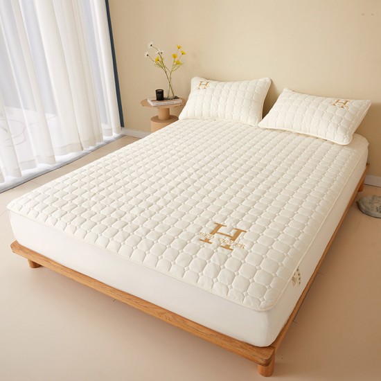 Cotton soy quilted fitted sheet, single-piece thickened bedspread, tatami Simmons mattress cover, mattress protector. Cotton soy quilted fitted sheet, single-piece thickened bedspread, tatami Simmons mattress cover, mattress protector.