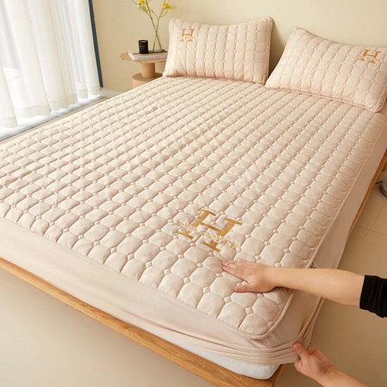 Cotton soy quilted fitted sheet, single-piece thickened bedspread, tatami Simmons mattress cover, mattress protector. Cotton soy quilted fitted sheet, single-piece thickened bedspread, tatami Simmons mattress cover, mattress protector.