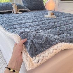 Solid color taffeta 90x200 mattress, single student dormitory mattress with cushioned warmth and blanket, thickened mattress pad. Solid color taffeta 90x200 mattress, single student dormitory mattress with cushioned warmth and blanket, thickened mattress pad.